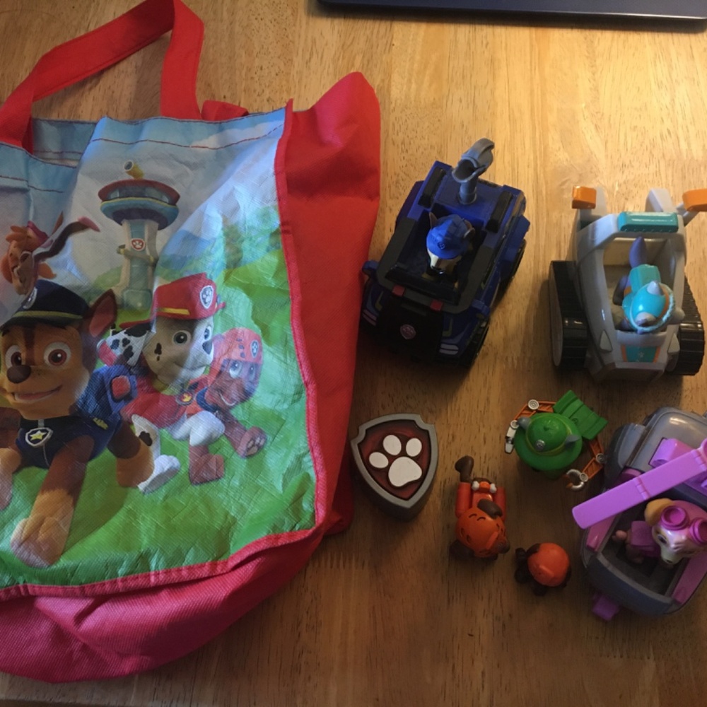 Paw Patrol figurines with vehicles w/tote